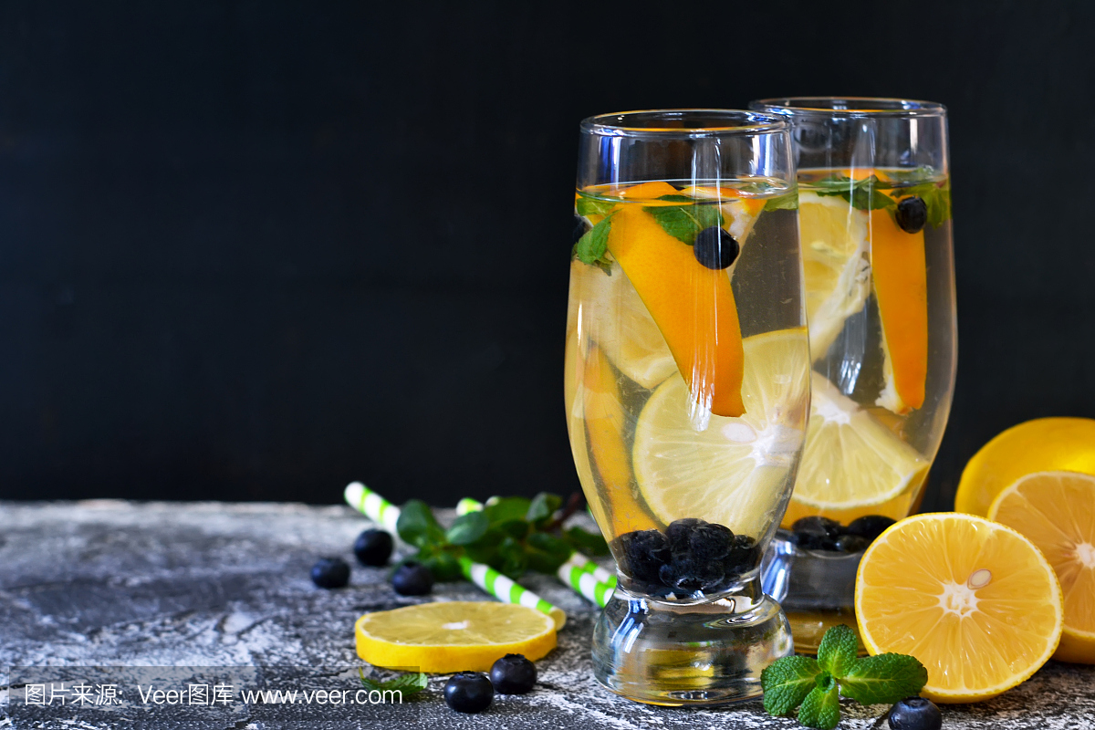 传统的夏天喝柠檬,蓝莓和薄荷在具体的背景