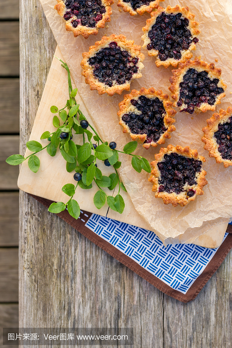 八个小自制的蓝莓派在上面的木桌上。