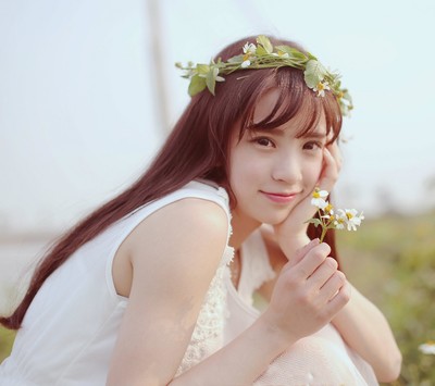 头上戴着花环的唯美清新小美女图片手机壁纸下-210kb