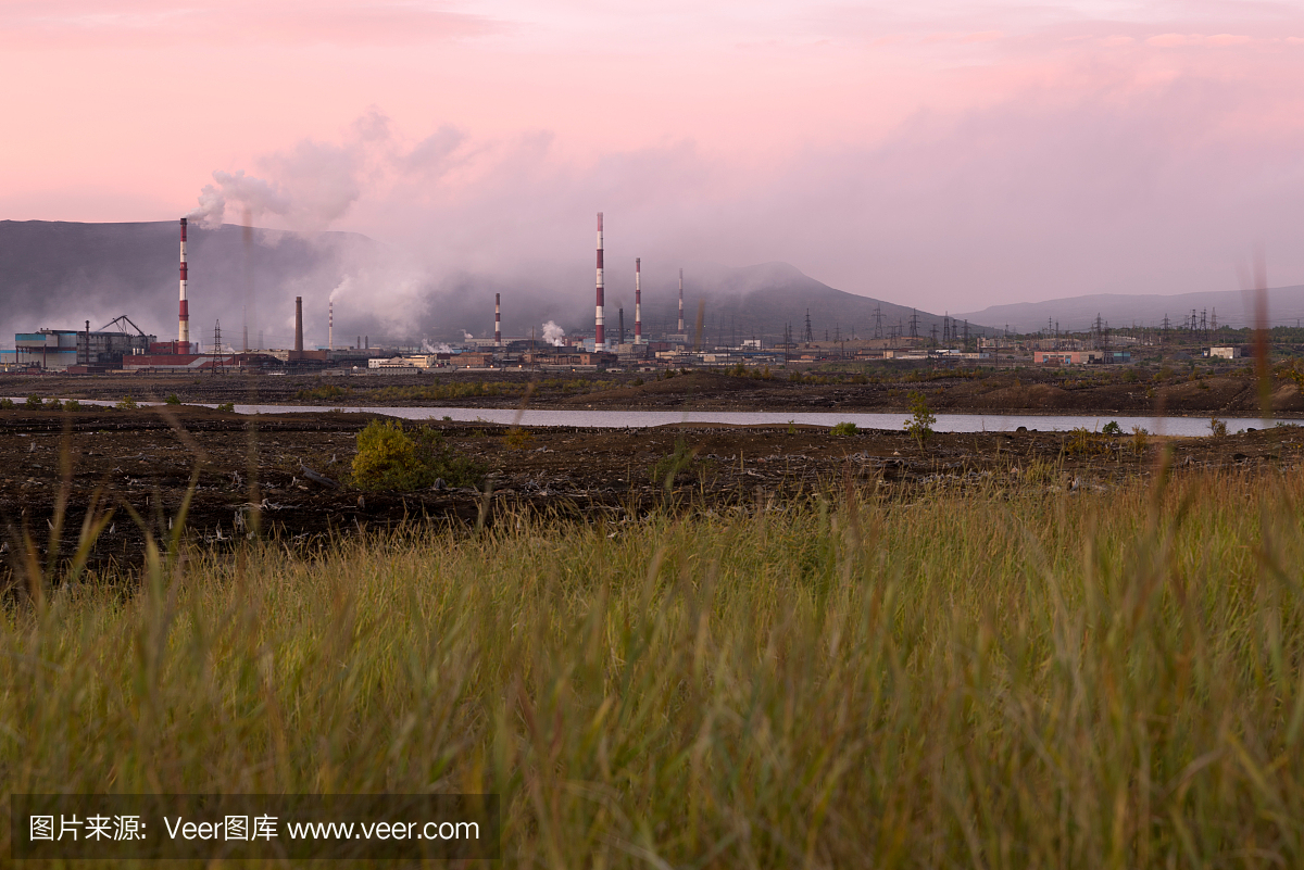 重工业污染环境。在落日的天空的工业景观。冶