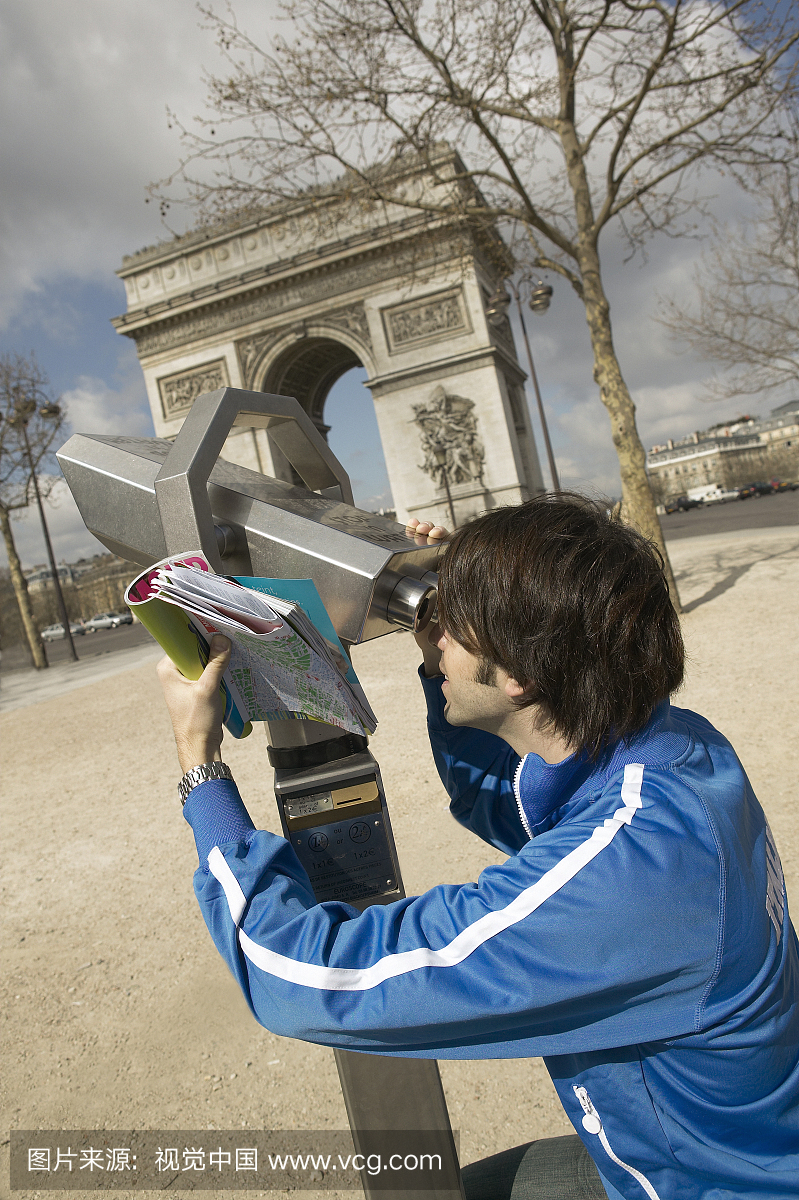 法国,巴黎,凯旋门,使用投币式双筒望远镜的人