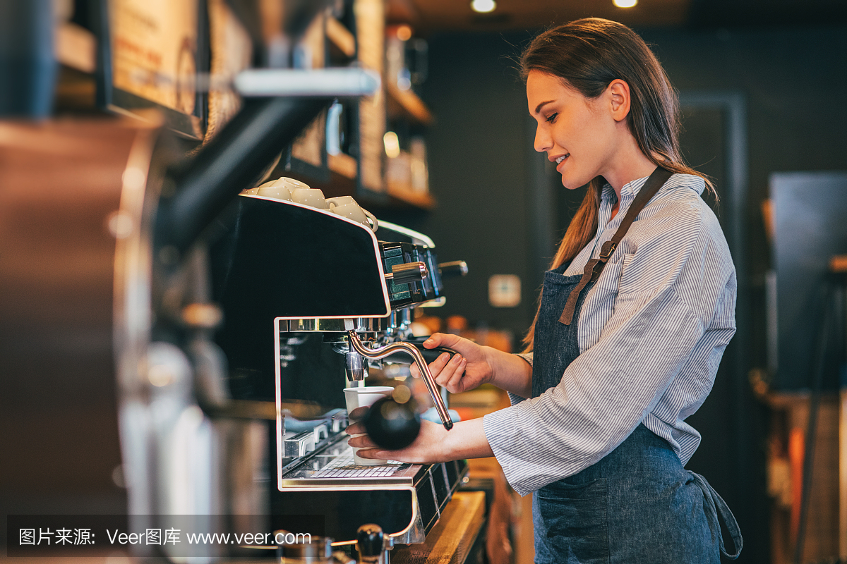 咖啡师制作咖啡