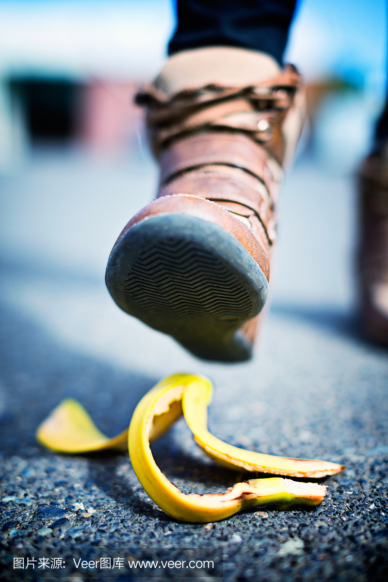 滑溜的情况!引导脚在街上踩踏香蕉皮