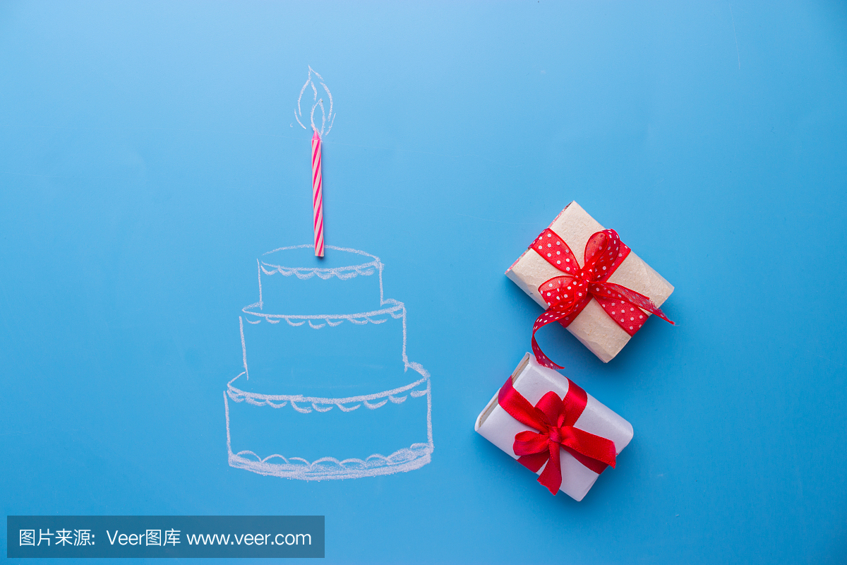 在蓝色背景的白色生日蛋糕
