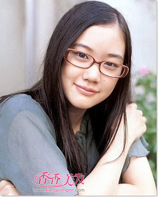 戴眼镜脸大的女生适合什么发型 脸大戴眼镜适
