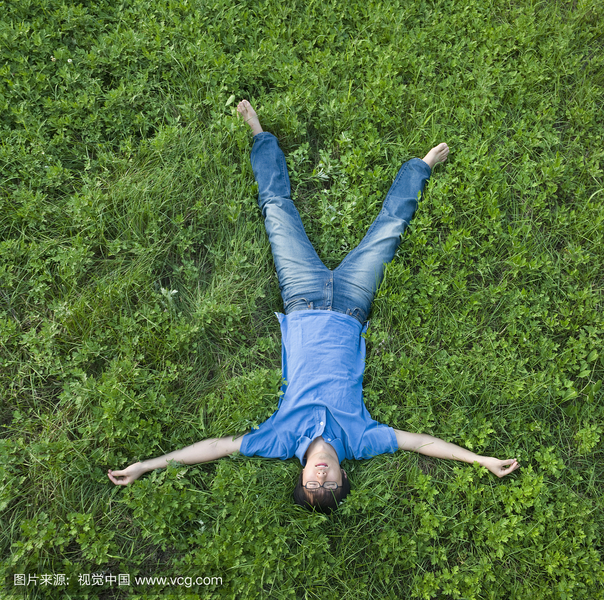 一个躺在草地上的男人,韩国人