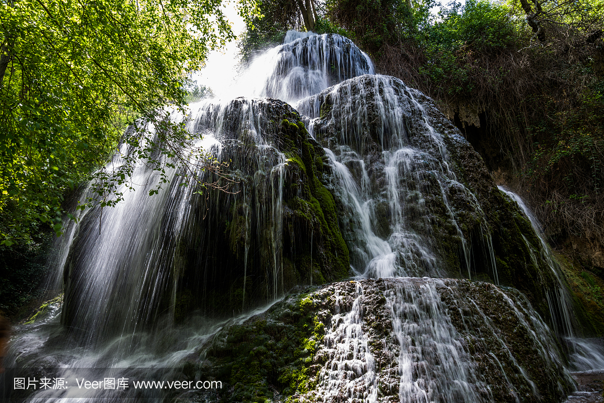 瀑布从石头修道院,萨拉戈萨,西班牙。