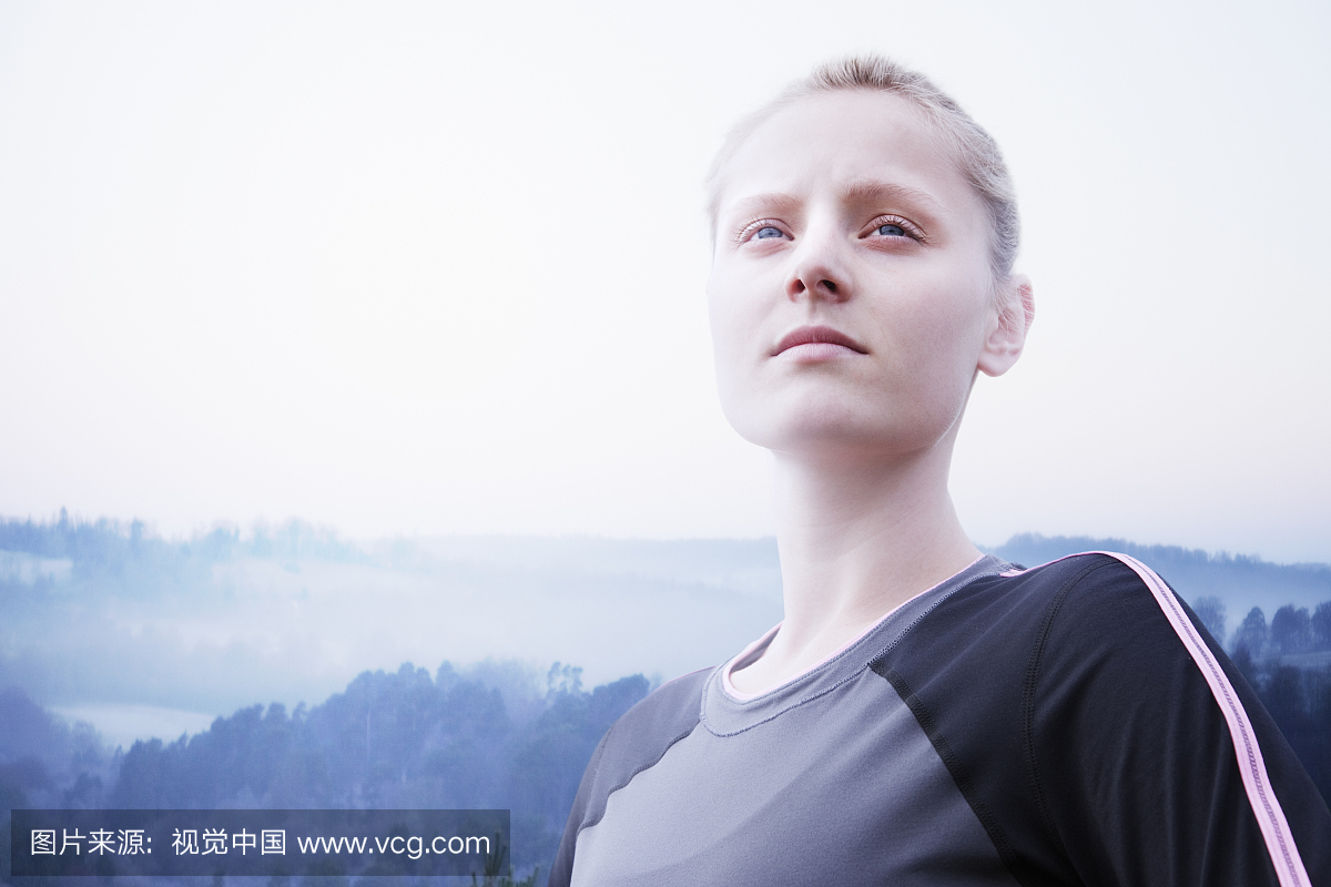 女跑步者即将开始在开放的国家跑步