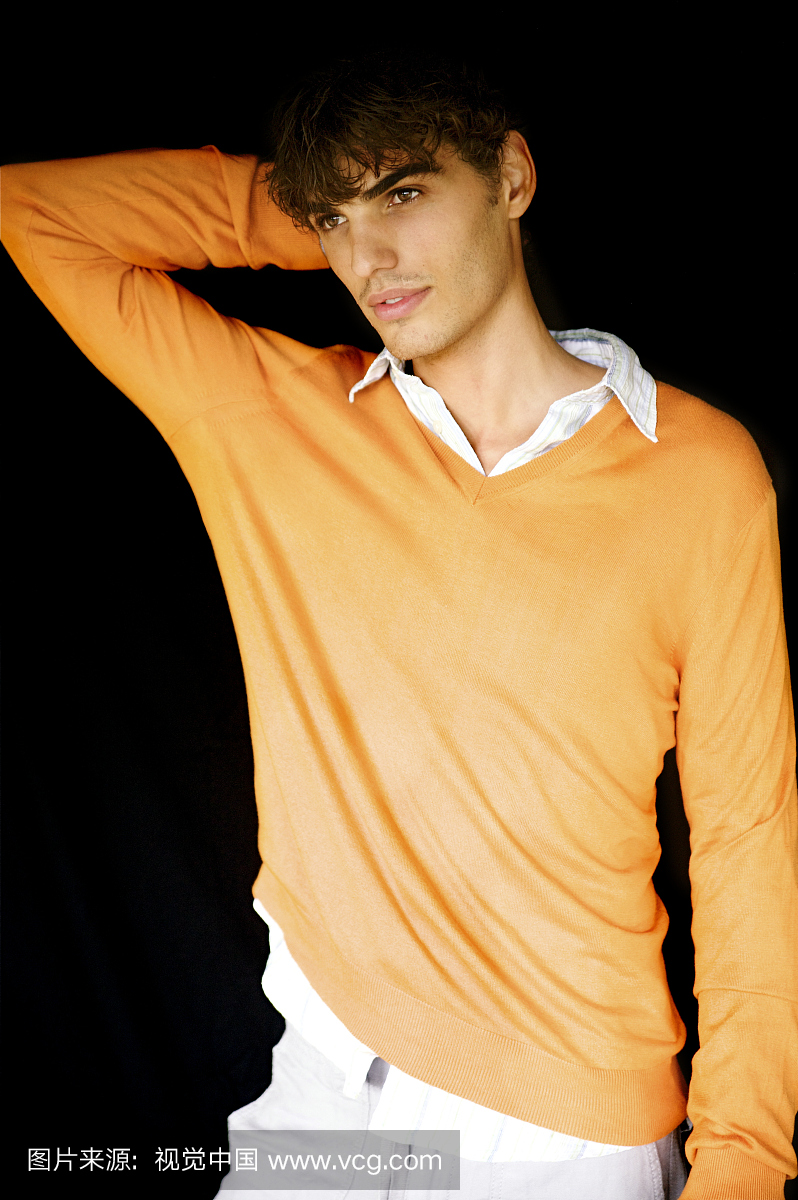 夏威夷,橙色毛衣欧洲男模特肖像。