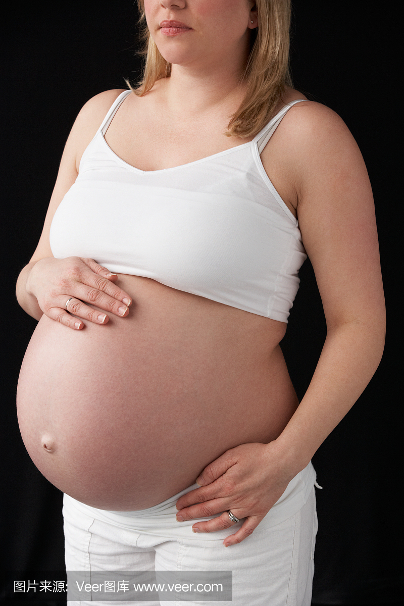 关闭9个月孕妇的肖像
