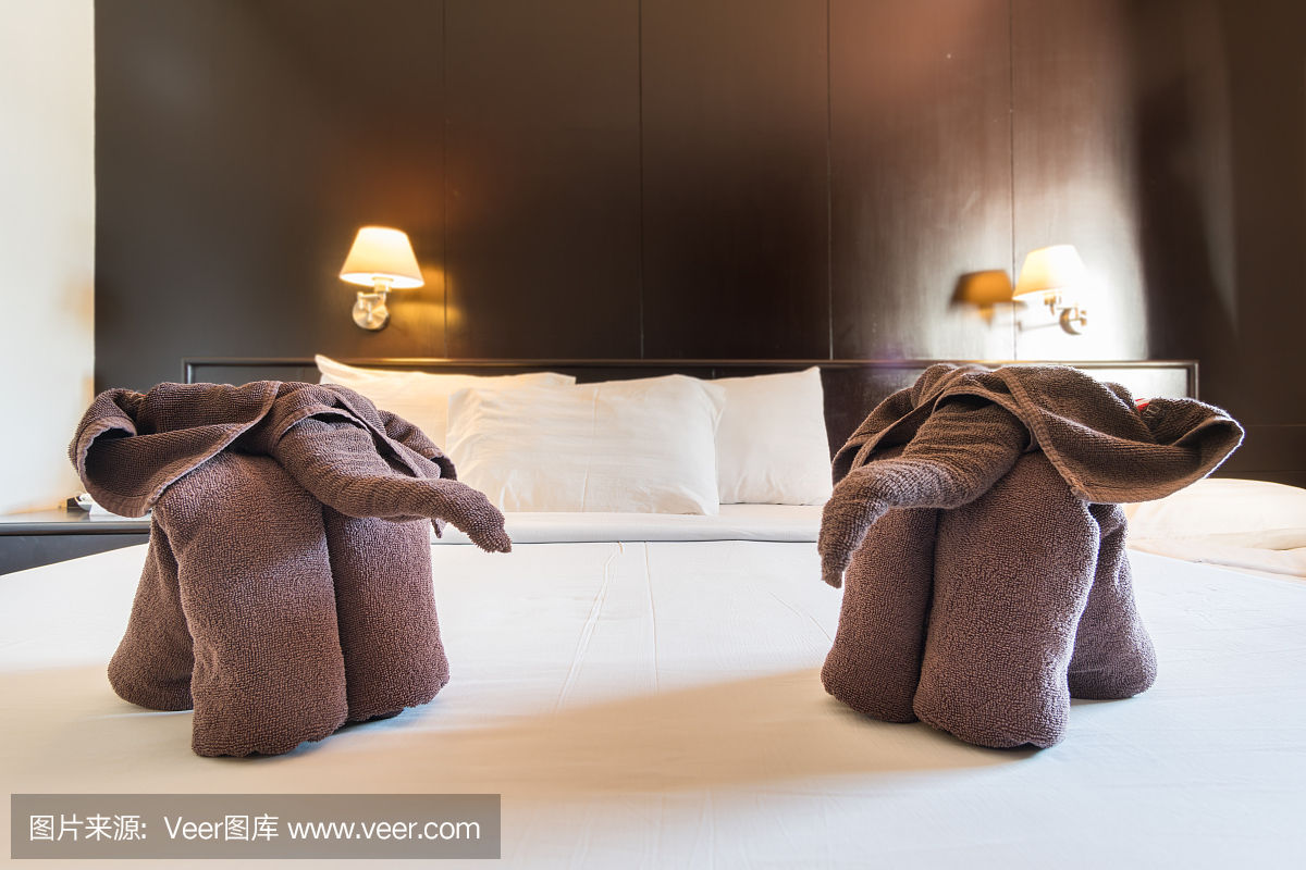酒店房间床上的折叠毛巾像大象一样装饰。