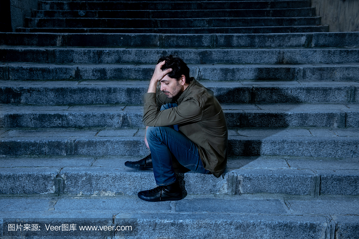 拉丁男人强调从工作中坐在外面的步骤感到焦虑