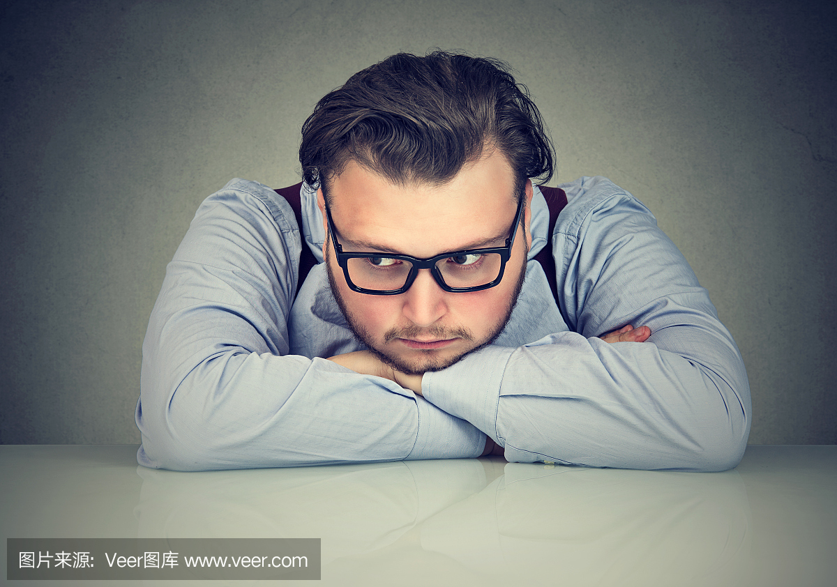 不快乐的矮胖男子在进攻中望着远处