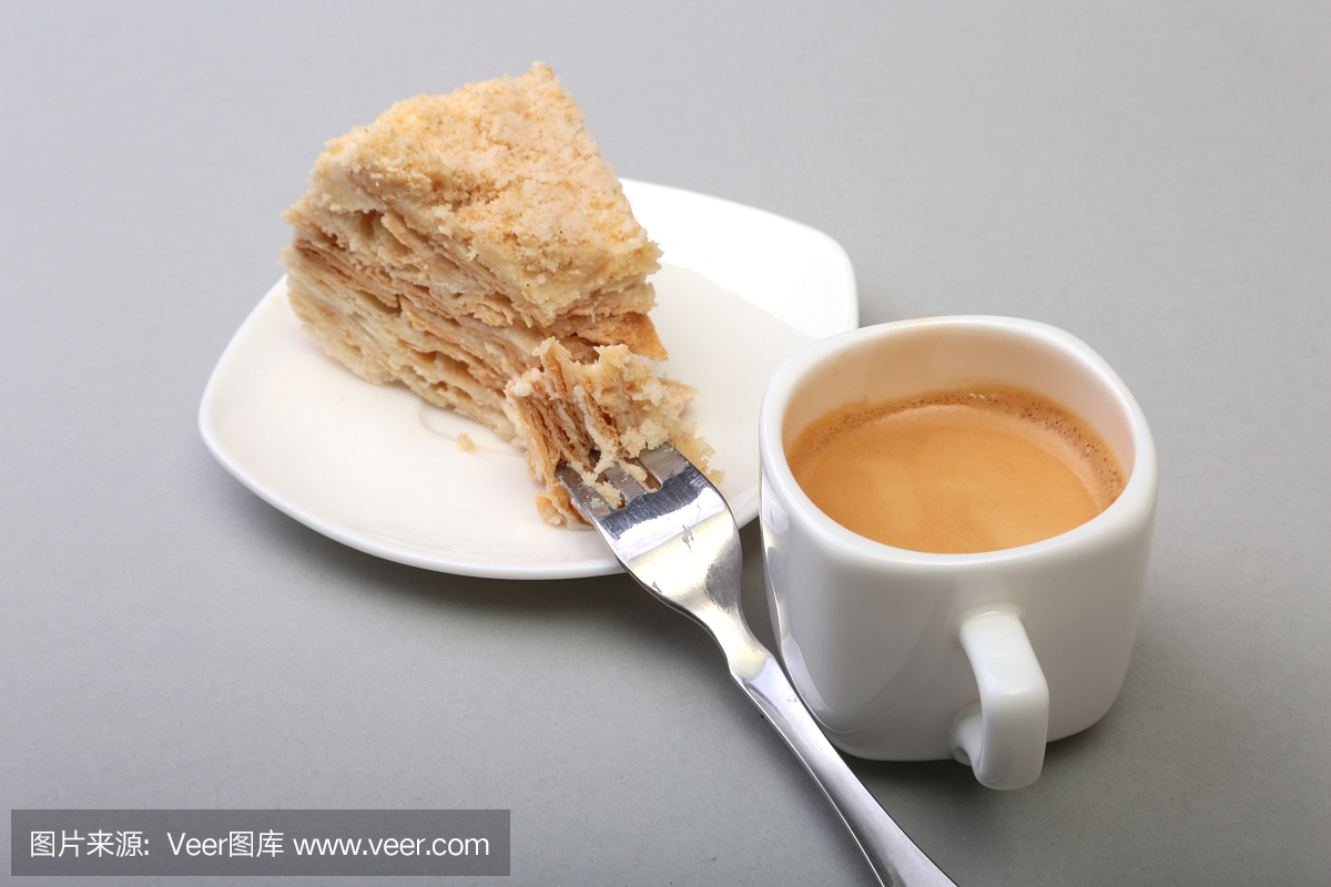 自制的拿破仑粉饼和传统的咖啡咖啡隔离在白色