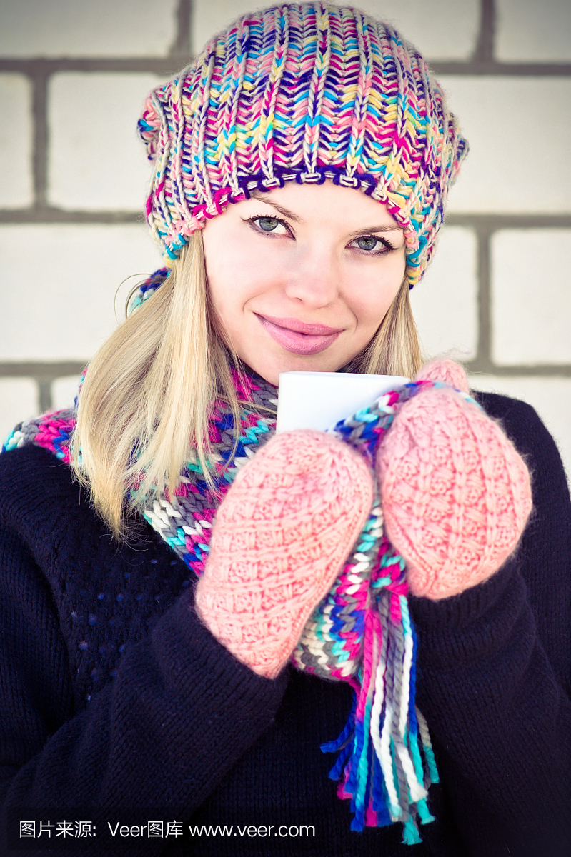 年轻女子快乐微笑面对与咖啡杯冬季时间
