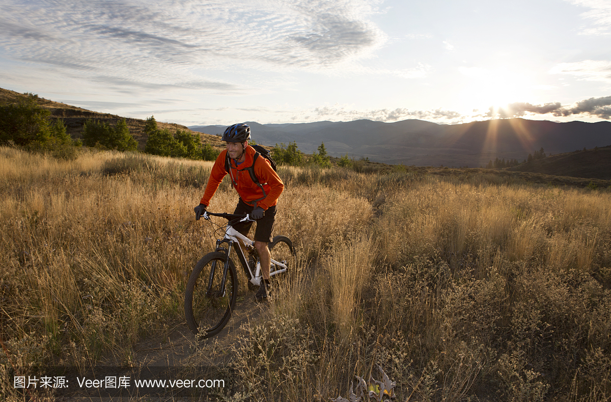 山地自行车在日出在美国西部。