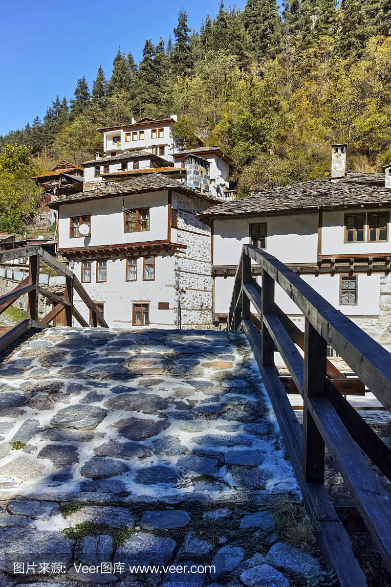 与罗马桥梁和教会在Shiroka拉卡的秋天的看法