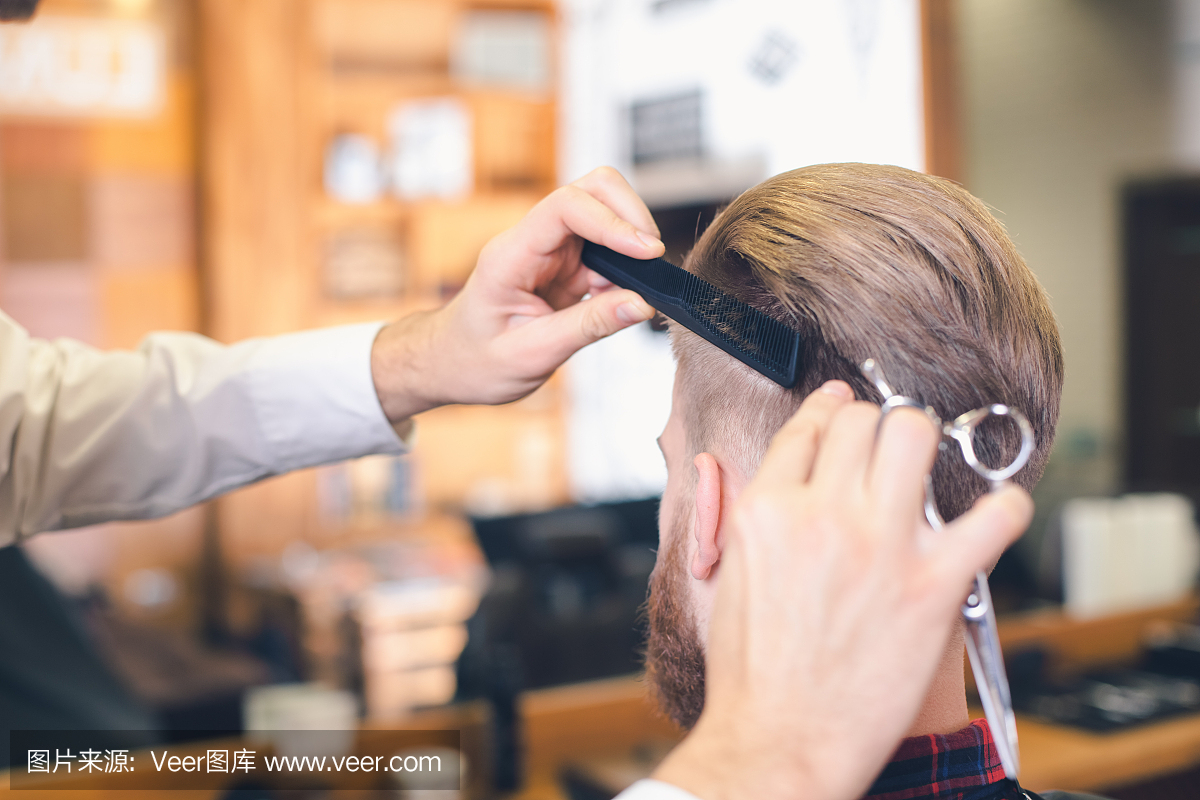 年轻男子在理发店头发护理服务概念