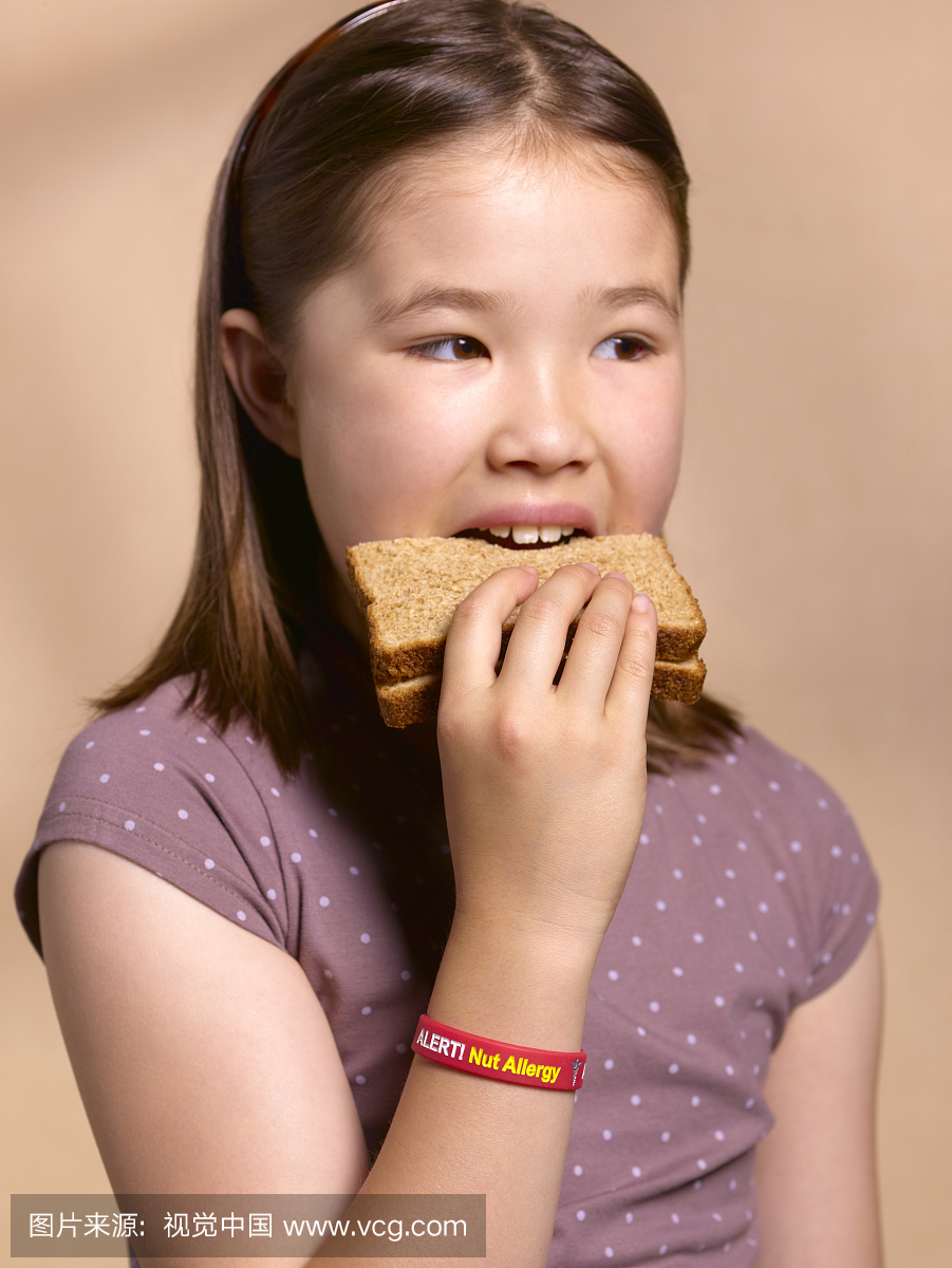 儿童坚果过敏吃花生酱三明治