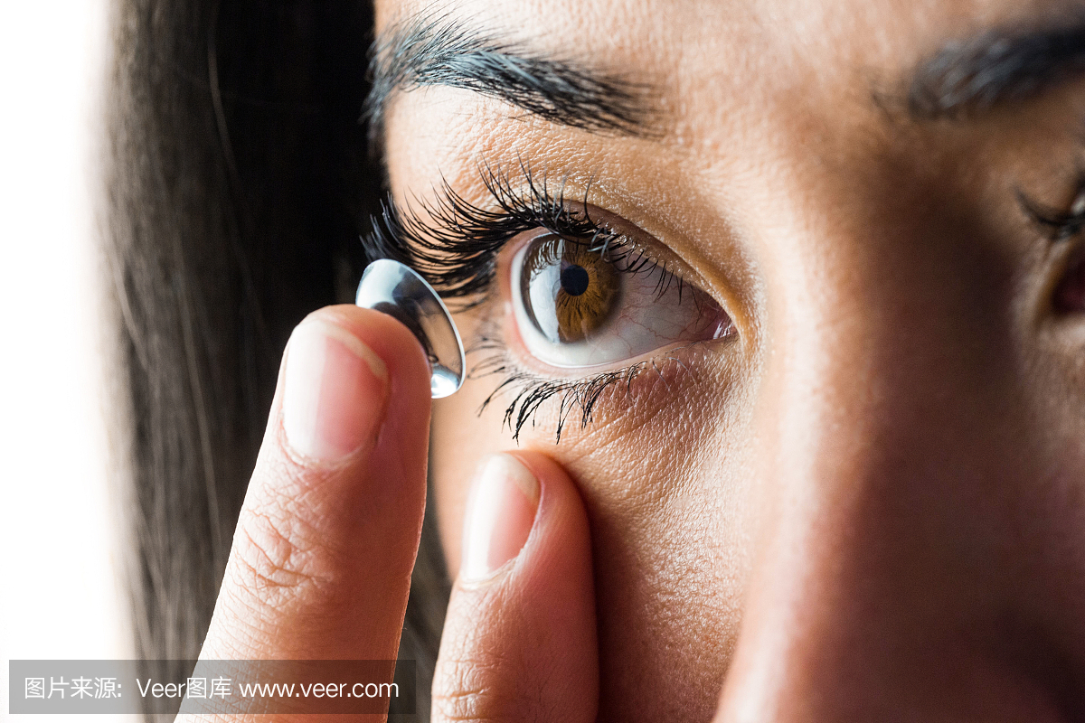 女人要插入她的隐形眼镜