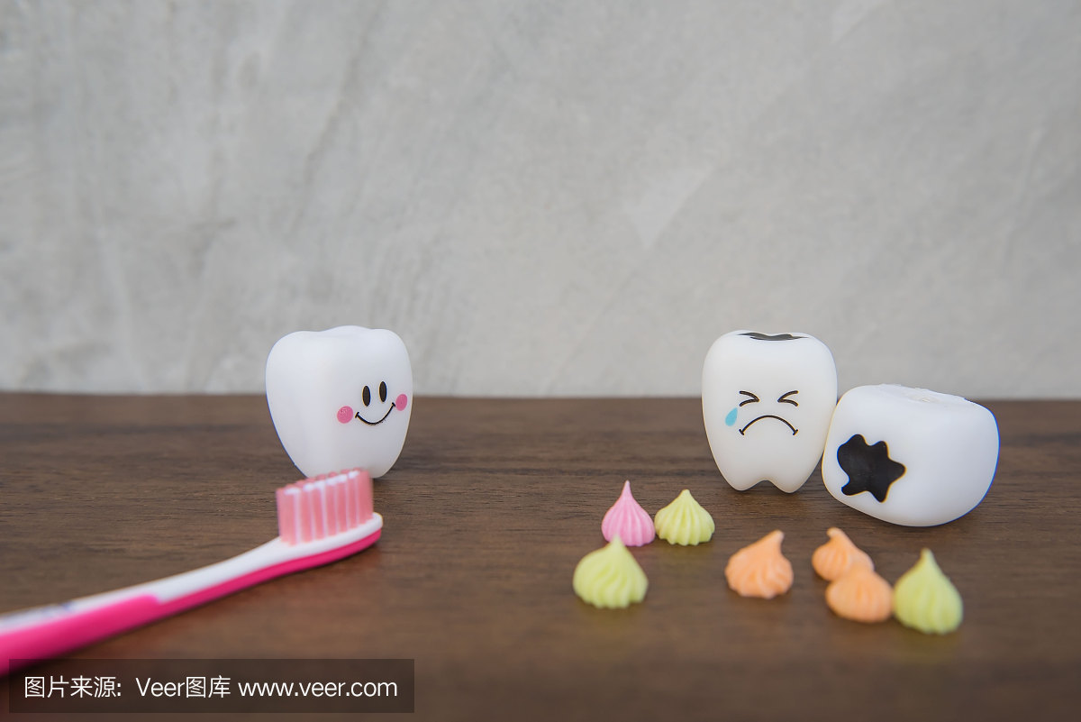 模型可爱的玩具牙齿和五颜六色的糖果在牙医的