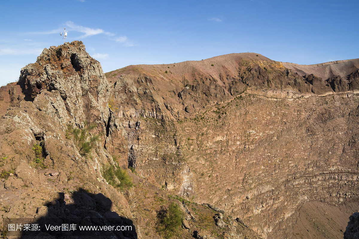 维苏威火山口在那不勒斯湾