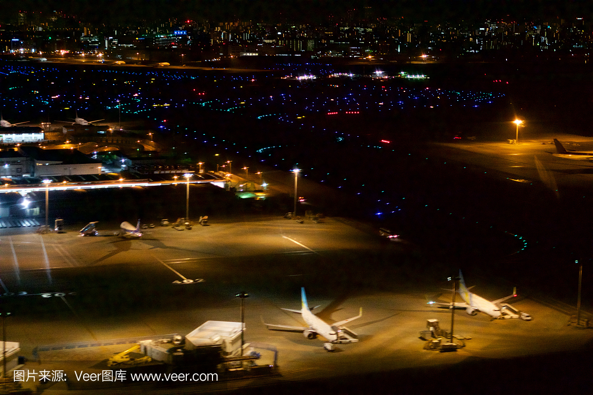 在日本东京的东京羽田国际机场从飞机的夜间时