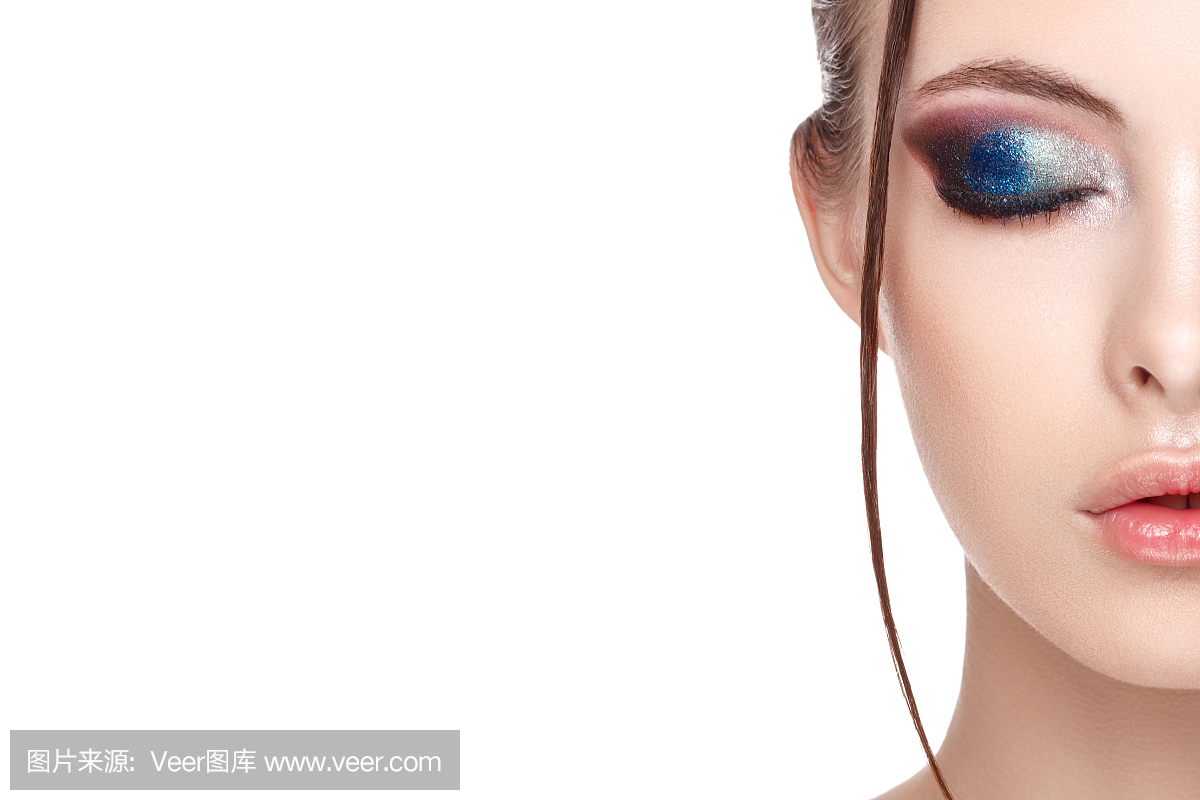 肤,年轻模特与美丽迷人的化妆,她脸上和身体湿