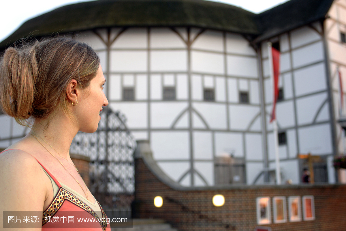 莎士比亚环球剧院外的一名年轻女子,重建伊丽