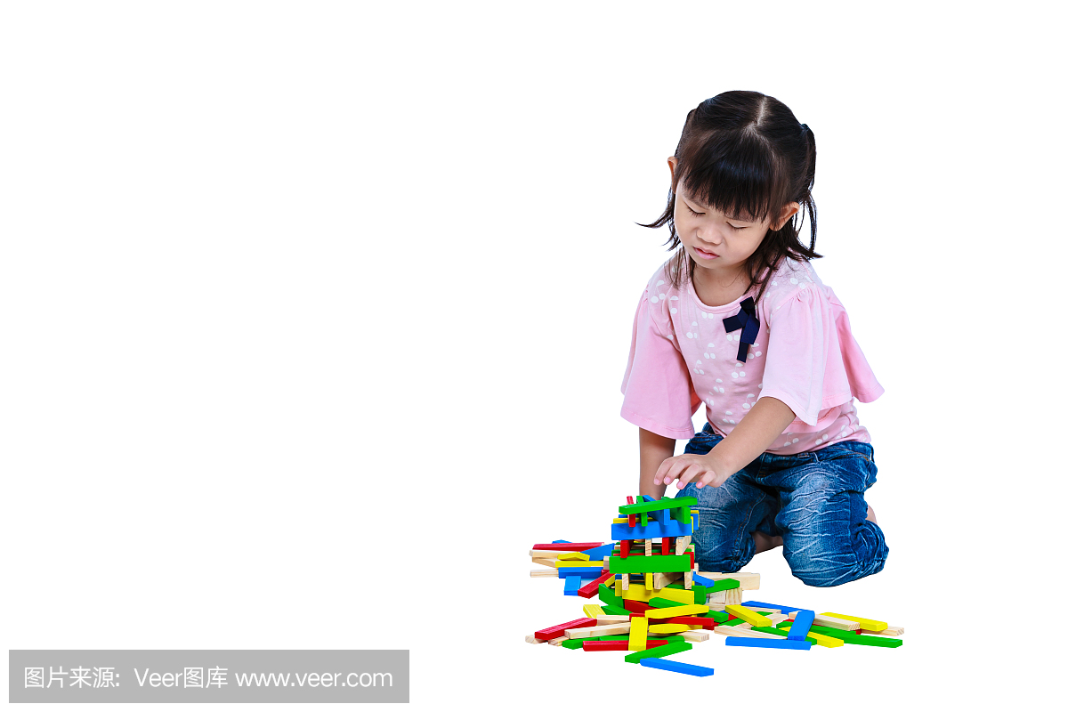 哭泣的亚洲孩子玩玩具,似乎不开心。孤立