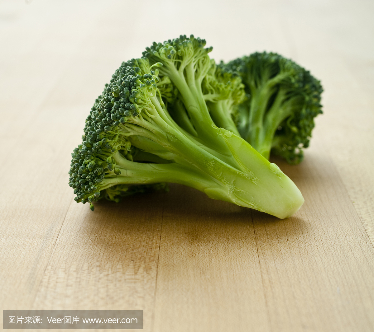 花椰菜在木材表面