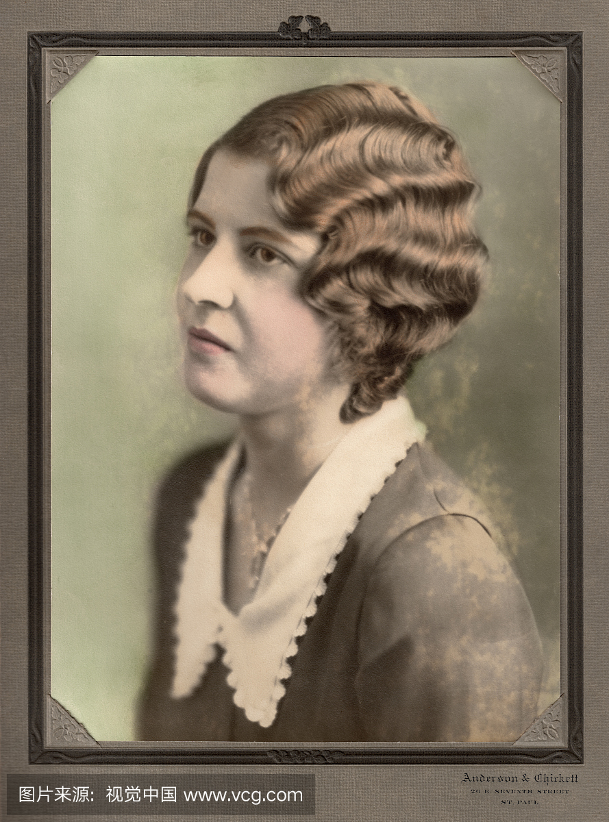 复古色彩有波纹头发的女人的画象,大约在1920