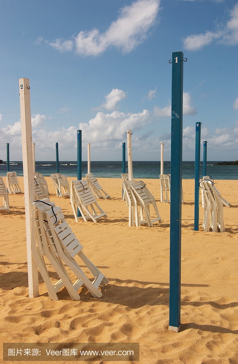 在西班牙圣塞巴斯蒂安海滩的伞和椅子