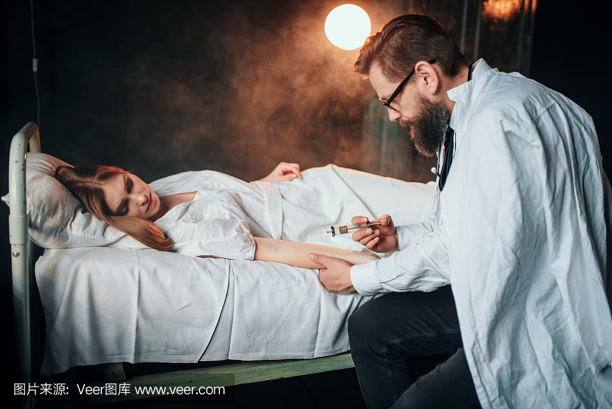 男医生将注射器注射到生病的女人身上