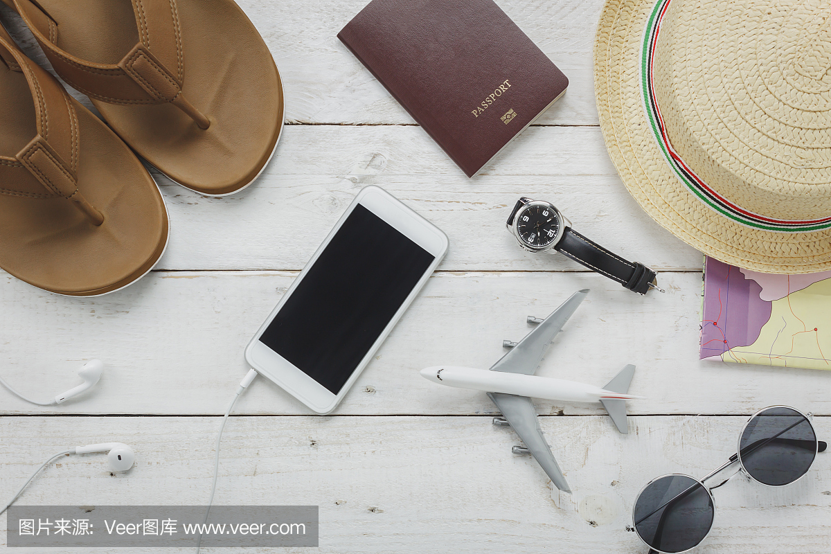 旅游拖鞋,笔记本,地图,护照飞机,手机,仿古木桌
