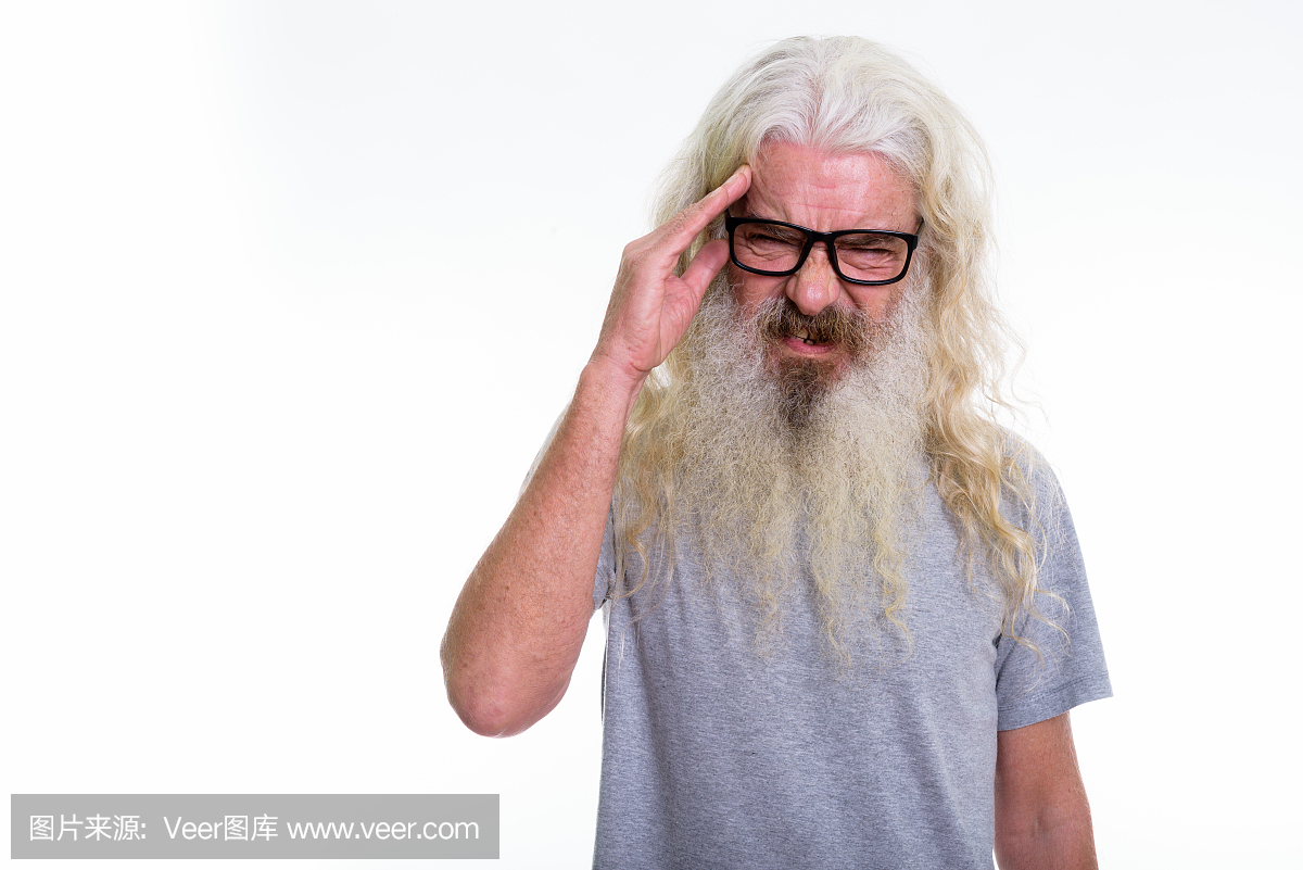 工作室射击的高级胡子男子戴着眼镜,头痛