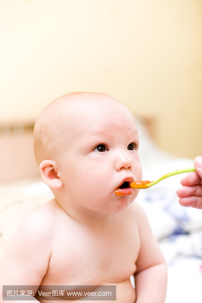 宝宝吃塑料勺子