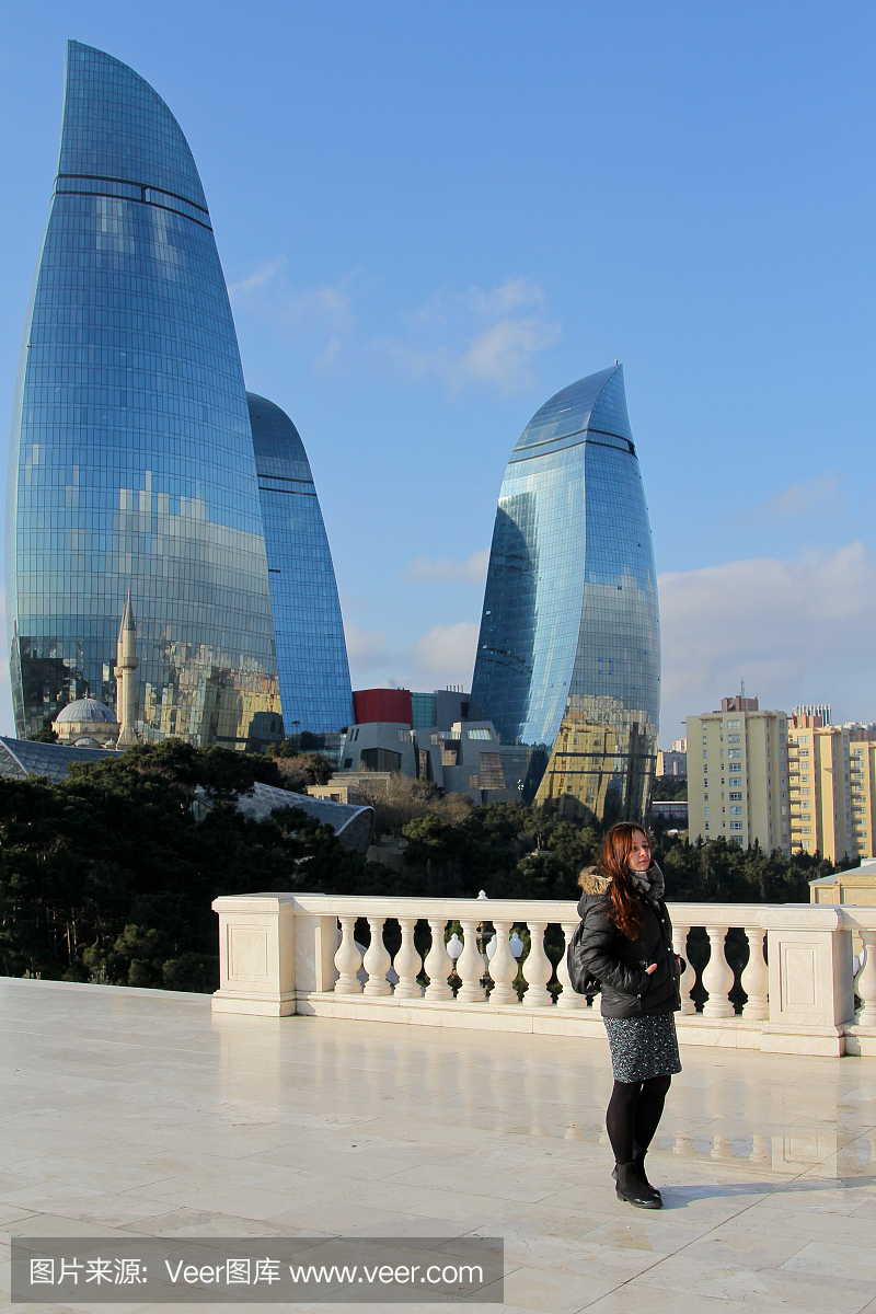 在巴库,阿塞拜疆旅行的女孩背着背包。