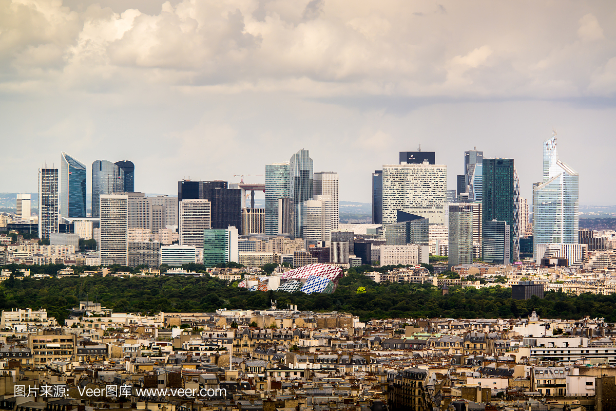 从艾菲尔铁塔看到的现代巴黎大厦