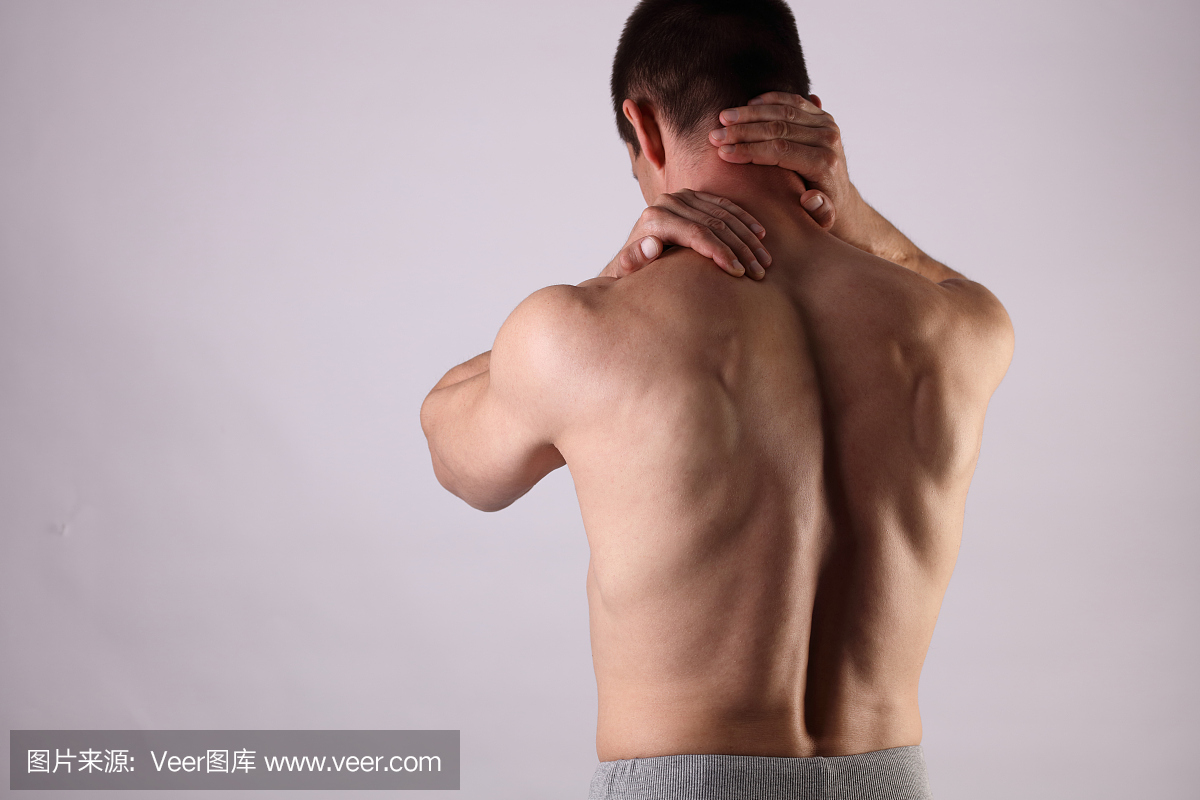 运动伤,男人背部,颈部疼痛。疼痛缓解和保健理