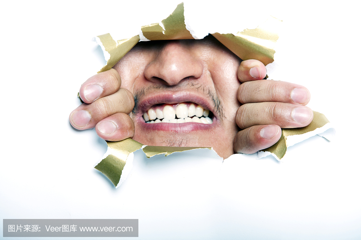 年轻的韩国人通过撕裂的纸孔看