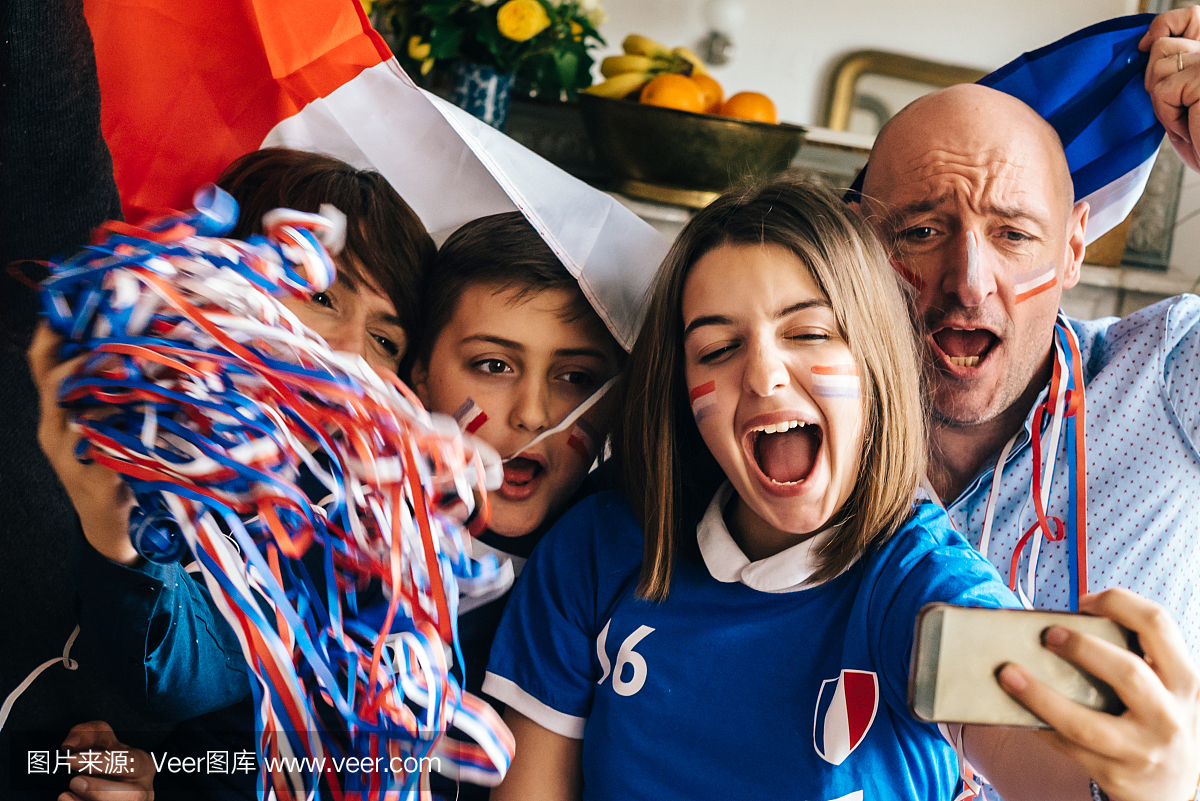 法国家庭在智能手机上观看足球赛