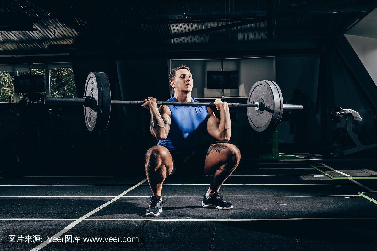 运动员举杠铃