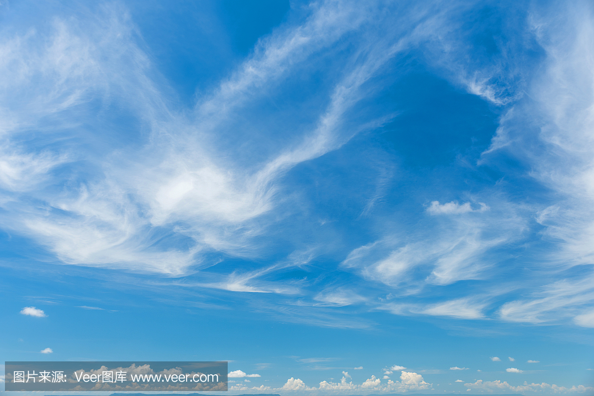 卷层云cloudscape或蓬松卷云在蓝蓝的天空,在