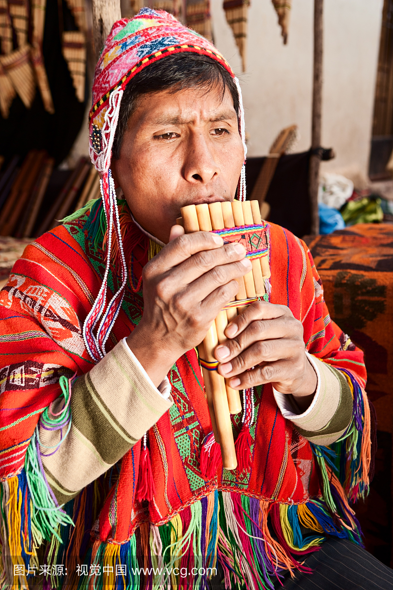 肖像的秘鲁人玩siku(panpipe),Pisac市场