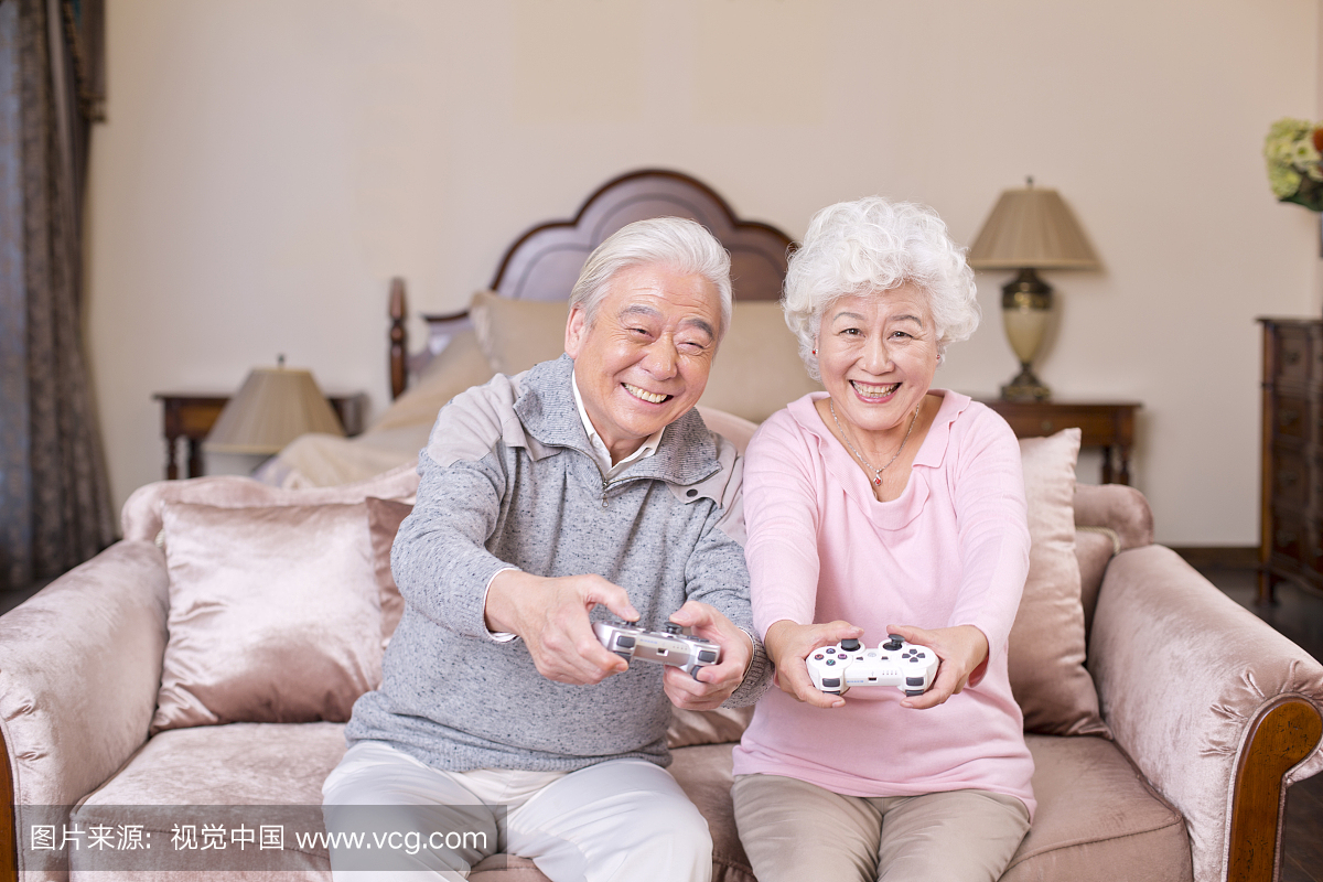 老年人玩电子游戏机