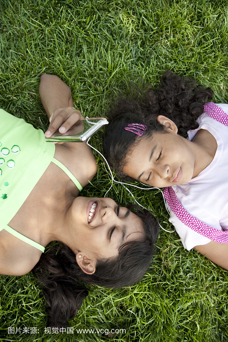 两个女孩分享mp3播放器