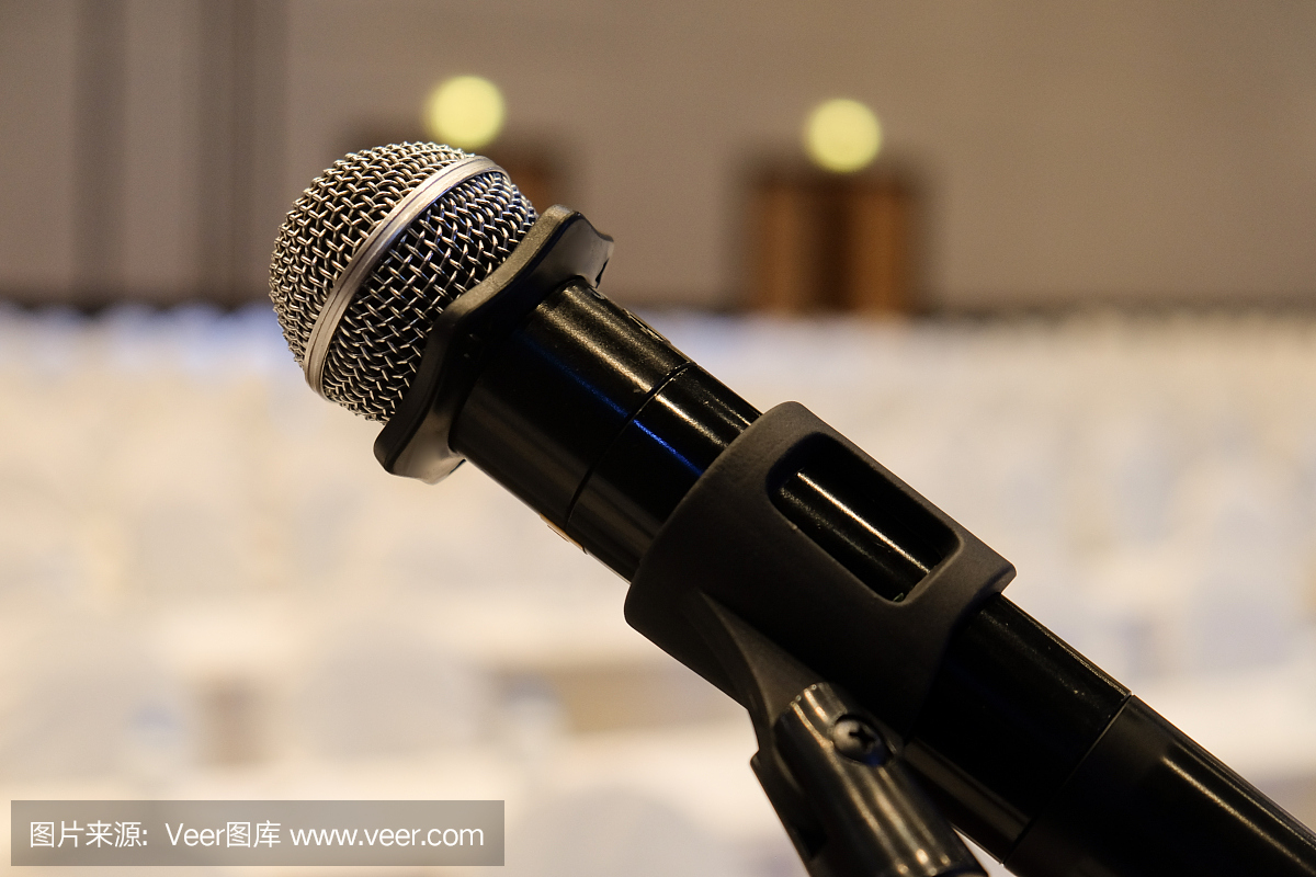 在会议室会议大厅关闭讲话和教学麦克风