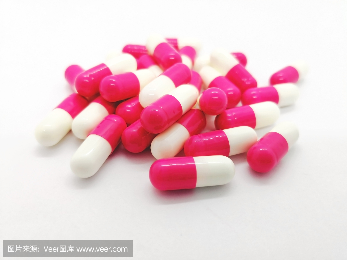 和医疗保健的概念。许多白色粉红色阿莫西林胶