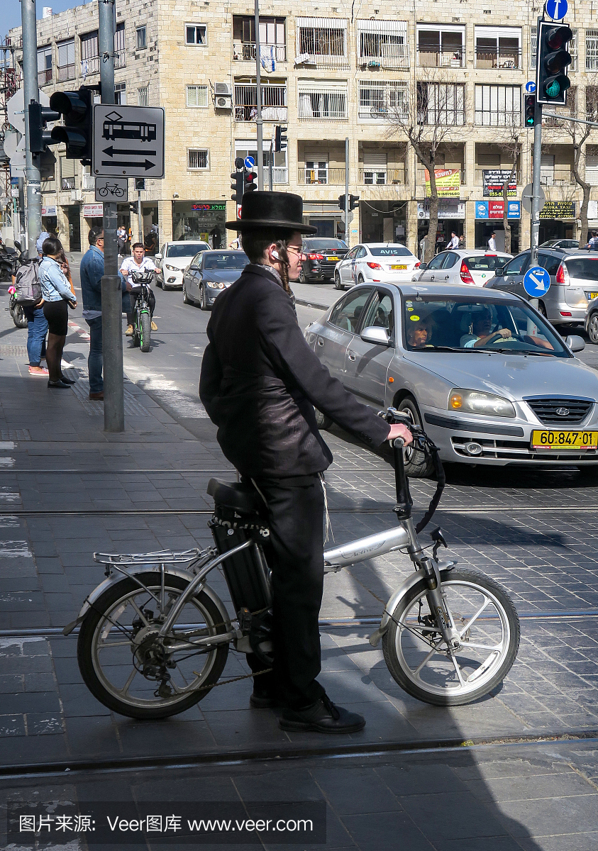 极端正统的犹太自行车骑士在2018年3月6日在